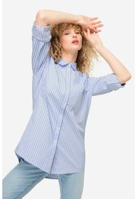 Camisa de botones a rayas en azul claro y blanco, con cuello y bolsillo en el pecho, hecha de una tela suave, con las mangas arremangadas.
