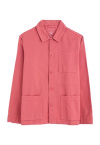 Veste chemise pour hommes en rose corail, avec un col, un fermoir à boutons sur le devant et deux poches plaquées. Fabriquée dans un tissu léger et lisse.