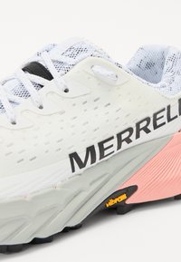 Lagane trkačke tenisice u bijeloj boji sivo-ružičastim akcentima. Imaju mrežasti gornji dio, teksturiranu srednjicu i istaknuto crno "MERRELL" brendiranje.