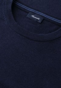 Pull bleu marine à col rond avec col en maille côtelée et étiquette cousue portant la mention « Façonnable » à l'intérieur du col.