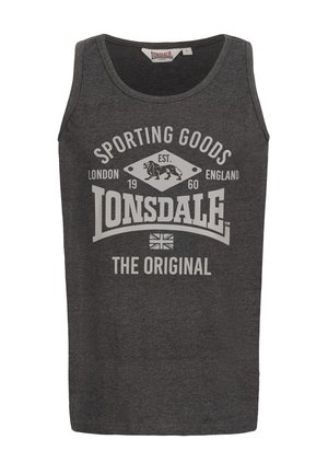 Halli ilma varrukatega T-särk, mis on valmistatud puuvillast, valge graafikaprindiga, millel on "Lonsdale" ja teised tekstielemendid. Ümmargune kaelus, iga päev kandmiseks sobiv lõige.