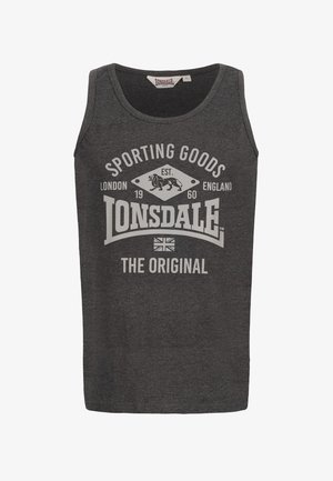 Camiseta sin mangas gris hecha de algodón, con un estampado gráfico blanco que incluye "Lonsdale" y otros elementos de texto. Cuello redondo, corte casual.