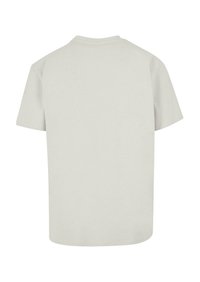 Kortærmet t-shirt med rund hals i lys grå. Blødt bomuldsstof med et enkelt design uden synlig branding eller mønstre.