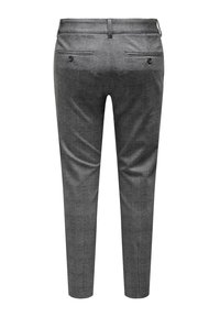 Grijze geruite broek met een getailleerde pasvorm, voorzien van twee achterzakken met knoopsluiting en een platte voorkant. Gladde stoftextuur.