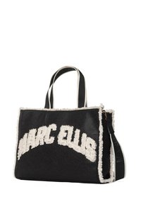 Zwarte tas met witte imitatie-sherling rand en "MARC ELLIS" logo. Voorzien van dubbele handvatten en een verstelbare riem. Gemaakt van synthetische materialen.