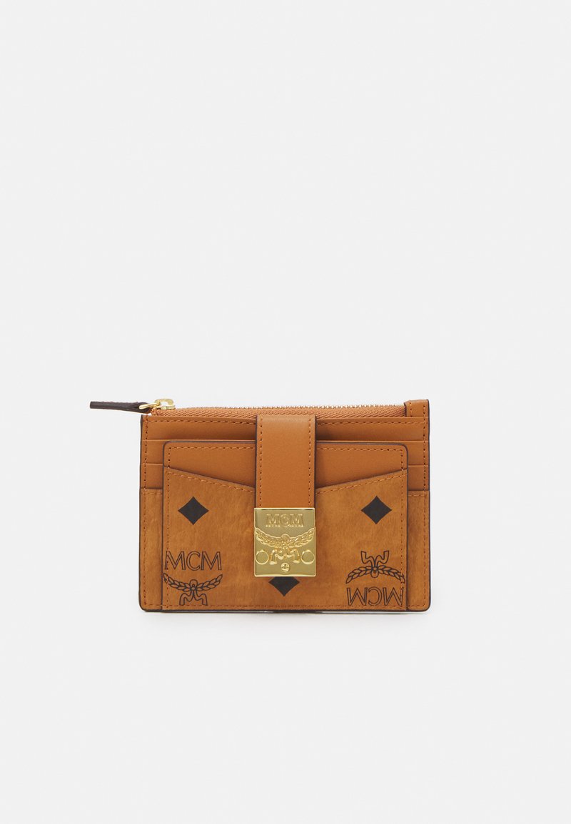 Portafoglio in pelle marrone con accessori dorati, dotato di chiusura con zip e logo MCM impresso. Superficie testurizzata e dettagli a forma di diamante.