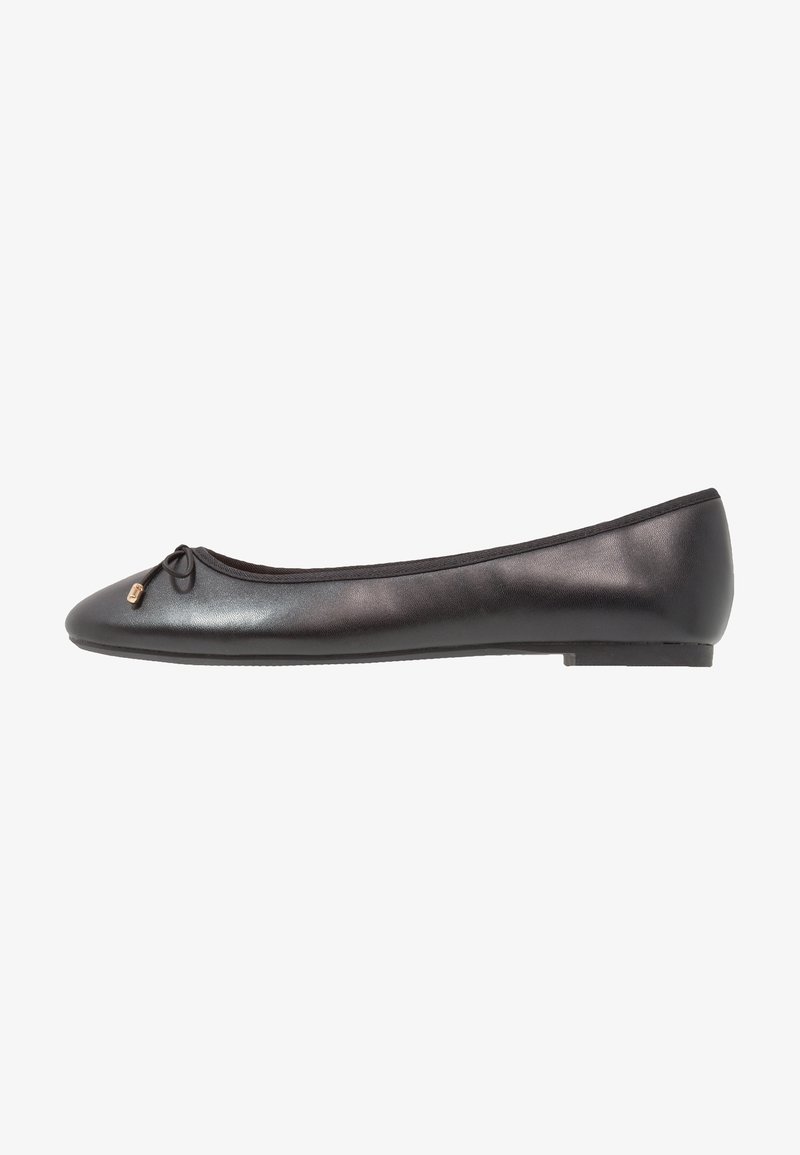 Ballerine en cuir noir avec un bout arrondi, un petit nœud près de l'avant et un talon plat bas.