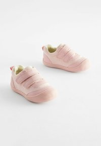 Baskets pour enfants en suède doux de couleur rose, dotées de bandes Velcro et d'un intérieur rembourré, avec un bout arrondi et une semelle en caoutchouc texturée.