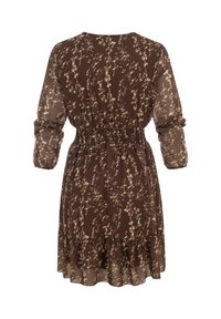 Robe longue à manches longues marron avec motifs floraux beiges, taille élastique cintrée et ourlet à volants, vue de dos sur fond blanc.