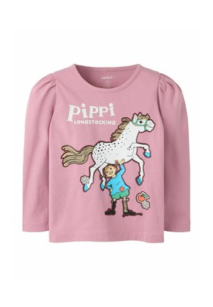 Chemise rose à manches longues avec épaules bouffantes représentant Fifi Brindacier soulevant un cheval blanc et de petites illustrations orange et florales.