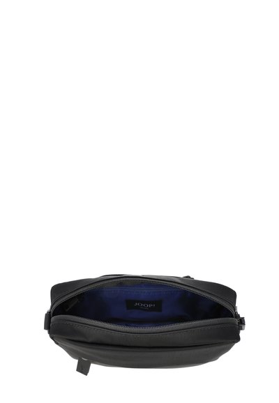 Sac en cuir noir avec une texture lisse, fermeture éclair et intérieur bleu. Dispose d'une étiquette logo discrète à l'intérieur. Design compact et rectangulaire.