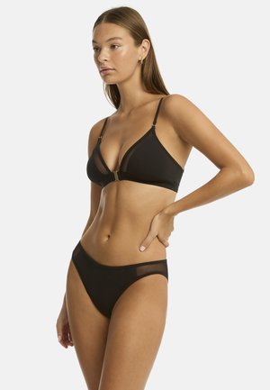 Czarny zestaw bikini z trójkątnym biustonoszem z siateczkowymi panelami, regulowanymi ramiączkami i zapięciem w złotym odcieniu, w zestawieniu z niskimi majtkami bikini.