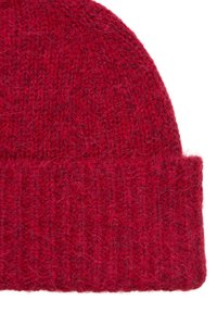 Czerwona dziana czapka z prążkowanym mankietem, o miękkiej fakturze i gęstym splocie, ukazująca różnorodność odcieni czerwieni.