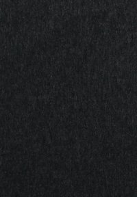 Črn filc z mehkobo in teksturo. Material se zdi gost in enakomeren, z rahlimi odstopanji v odtenkih in sijaju.