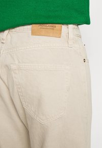 Beige Jeans aus Denim mit einer leicht strukturierten Oberfläche, mit einer Gesäßtasche, einem Lederetikett und einem robusten Bund.