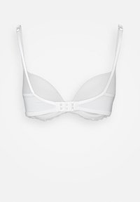 Soutien-gorge blanc en tissu lisse, avec des bonnets légèrement rembourrés, des bretelles réglables, une bordure en dentelle sur la band, et une fermeture à crochet et œil dans le dos.