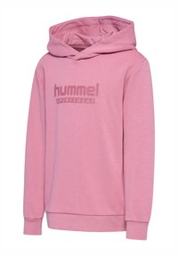 Ljusrosa hoodies i mjukt material med en framsida där det står "hummel SPORTSWEAR." Inkluderar ribbade mudd och fåll.