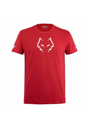 Rød kortærmet atletisk T-shirt med et hvidt stiliseret ulveansigt logo centreret på brystet og små hvide mærkninger på begge ærmer.