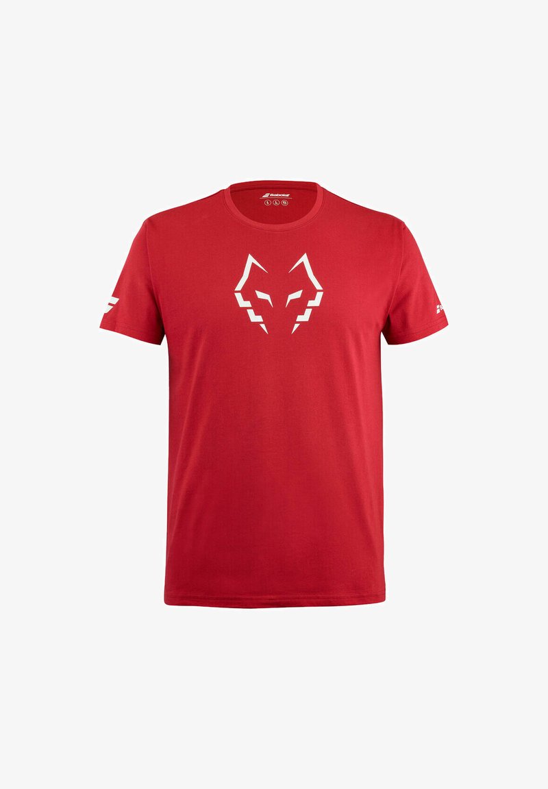 Rød kortærmet atletisk T-shirt med et hvidt stiliseret ulveansigt logo centreret på brystet og små hvide mærkninger på begge ærmer.