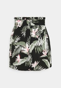 Short noir taille haute avec une large ceinture, présentant des feuilles tropicales vertes et blanches ainsi que des motifs de fleurs roses.