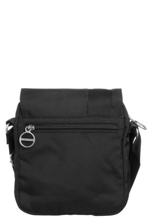 Borsa a tracolla nera in nylon con chiusura a patta, tasca frontale con zip, tracolla regolabile e un elemento decorativo circolare. Superficie testurizzata.