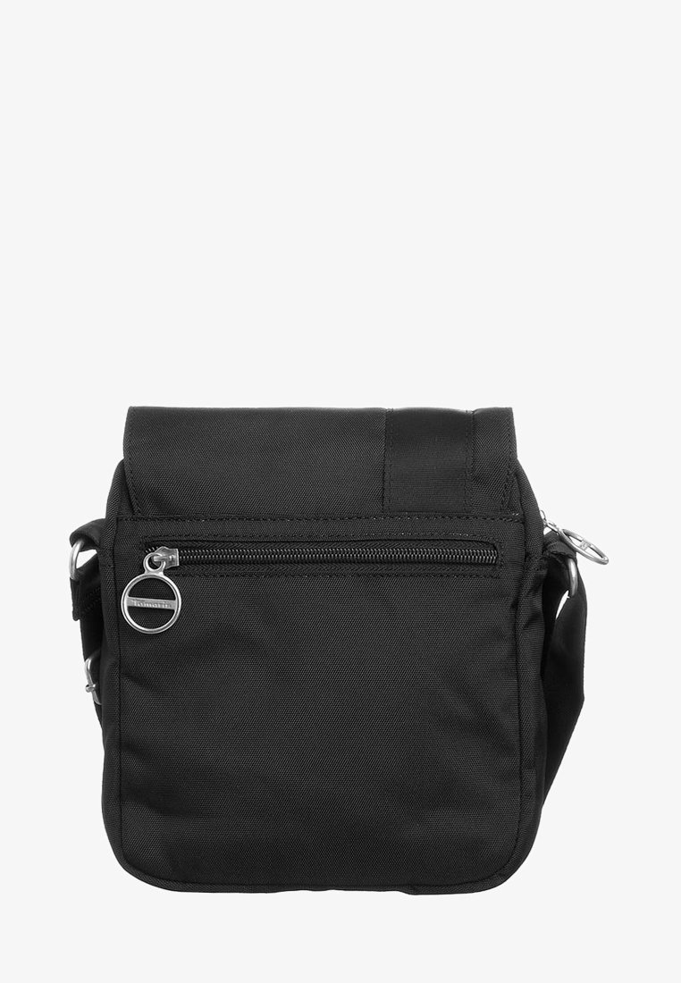 Borsa a tracolla nera in nylon con chiusura a patta, tasca frontale con zip, tracolla regolabile e un elemento decorativo circolare. Superficie testurizzata.