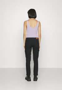 ONLY Petite Cargobyxor - black