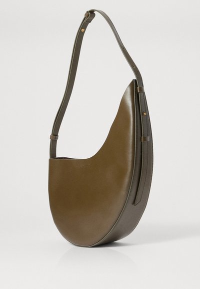Geantă hobo din piele verde măslinie, cu o formă curbată, curea ajustabilă unică și un design minimalistic cu accente subtile de metal.