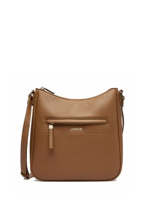 Brązowa skórzana torba na ramię z regulowanym paskiem i przednią kieszenią na zamek, z napisem LASOCKI na przednim panelu.