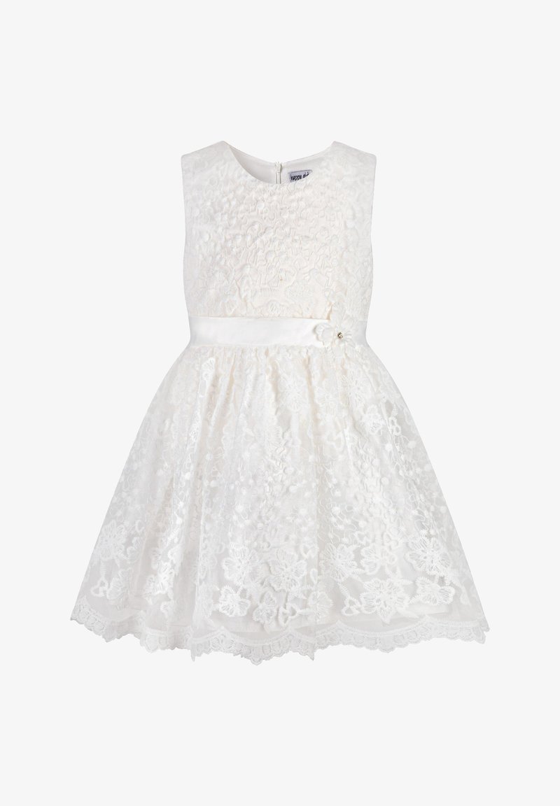 Vestido blanco de encaje con un corpiño texturizado, diseño sin mangas y falda acampanada. Cuenta con una cintura de satén con un adorno de flor y una cremallera en la espalda.