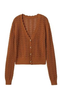 Svetr v měděné barvě se šikmým výstřihem do V, dlouhými rukávy, zapínáním na knoflíky a otvorovým vzorem.