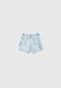 Short en jean bleu clair avec deux poches arrière et une petite poche latérale, vu de dos sur un fond clair uni.