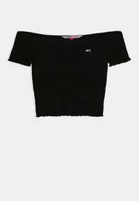 Svart ribbad crop-top med off-the-shoulder design och korta ärmar, med en liten logobadge på vänster bröst och en scalloped nedkant.