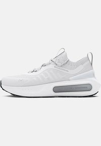 Chaussure de course blanche Under Armour Phantom avec tige en maille, col montant, semelle coussinée et technologie de semelle intermédiaire "HOVR+" visible sur le côté.