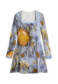 Rochie cu mâneci lungi, prezentând un model floral în nuanțe de maro, albastru și galben, cu decolteu ondulat și material texturat. Siluetă în A.