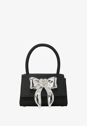 Sorte håndtaske med et struktureret design, prydet med en blank sølvsløjfe med et hjerteelement. Inkluderer et blødt, rundt håndtag og en glat tekstur.