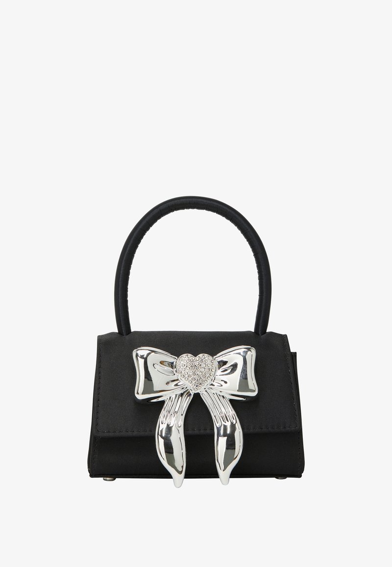 Sorte håndtaske med et struktureret design, prydet med en blank sølvsløjfe med et hjerteelement. Inkluderer et blødt, rundt håndtag og en glat tekstur.