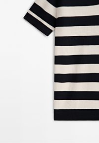 Polo en tricot avec des rayures horizontales bleu marine et crème, manches courtes et un col côtelé contrastant.