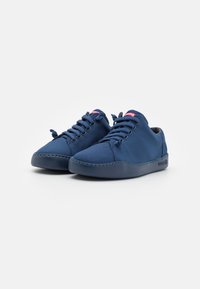 Sneakers blu navy con lacci, realizzati in tessuto leggero e dalla superficie liscia, dotati di un colletto imbottito e di una suola in gomma per garantire comfort.