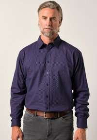 Camicia a maniche lunghe da uomo in viola scuro con un motivo geometrico, dotata di colletto con bottoni e tessuto leggermente texturizzato. Chiusura con bottoni sul davanti.