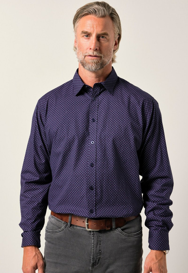 Camicia a maniche lunghe da uomo in viola scuro con un motivo geometrico, dotata di colletto con bottoni e tessuto leggermente texturizzato. Chiusura con bottoni sul davanti.