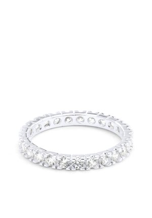 Bague anneau éternité en argent sertie de pierres précieuses rondes transparentes tout autour de l'anneau sur fond blanc.