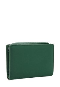 Zielony portfel z tkaniny o gładkiej fakturze, w prostokątnym kształcie, z suwakiem zamykającym u góry. Bez widocznego sprzętu ani wzorów.