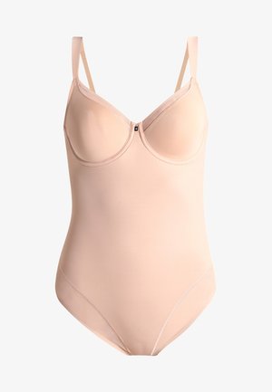 Beige body med myk, elastisk stoff. Den har undertråder, justerbare stropper og et glatt, sømløst design. Ingen synlige lukkinger.
