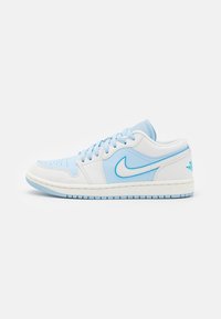 Sneaker basse in pelle bianca con accenti azzurri. Presentano perforazioni sulla punta e una suola in gomma testurizzata.