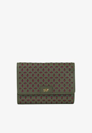 Portafoglio verde oliva con ritagli a forma di diamante che rivelano il magenta sottostante e un piccolo emblema d'oro di toro sulla patta frontale.