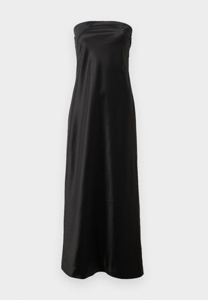 Svart strapless maxi-kjole laget av satengmateriale, med et enkelt design, en glatt tekstur og en flytende silhuett.