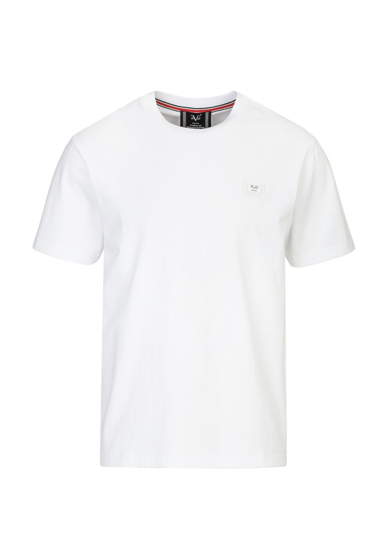 Weißes Baumwoll-T-Shirt mit rundem Halsausschnitt, kurzen Ärmeln und einem kleinen Logopatch auf der Brust. Hat ein gestreiftes Krageninneres.