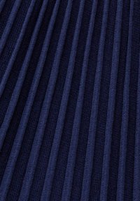 Tissu bleu foncé avec une texture côtelée verticale, alternant des côtes larges et étroites créant un motif tricoté rayé.
