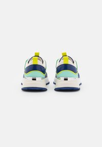 Sportovní sneakers s elegantním designem; mají námořnické, zelené a žluté akcenty, syntetické materiály a metalické detaily na patě.